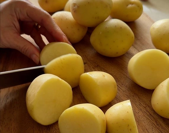 Cutting potatoes