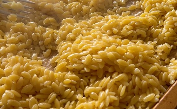 Cooked orzo pasta.