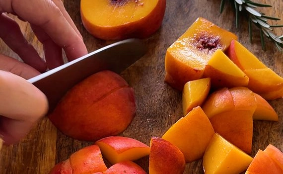 Dicing peaches
