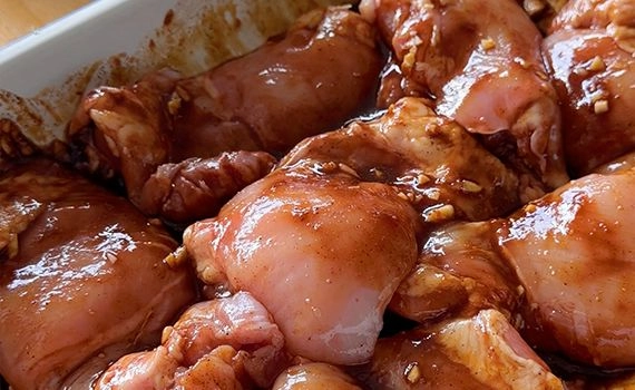 Coating chicken in the lemongrass paste