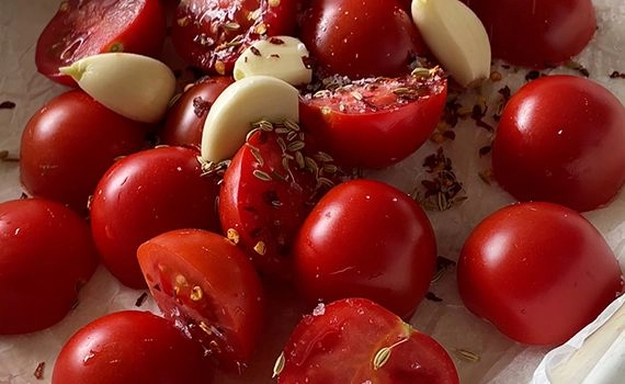 Roasting tomatoes and garlic with chilli / red pepper flakes, fennel seeds, salt and pepper