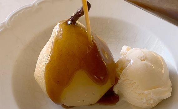 Pouring gingerbread caramel over the vanilla pears