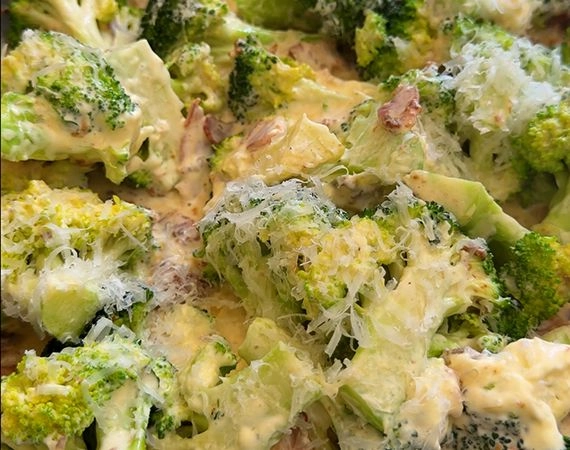Broccoli, bacon and garlic with a creamy cheesy sauce.
