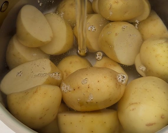 Adding water to potatoes