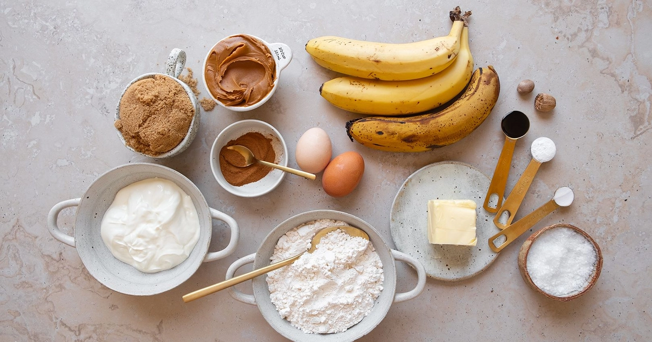 Ingredients to make cinnamon crunch banana muffins