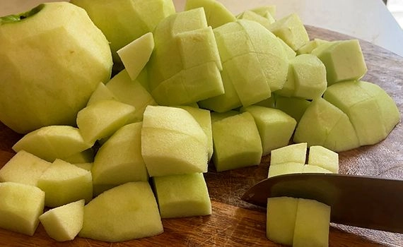Dicing apples