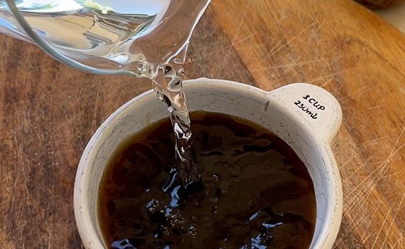 Making a liquid to steam the chicken
